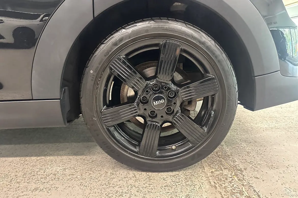 Vehicle image 14