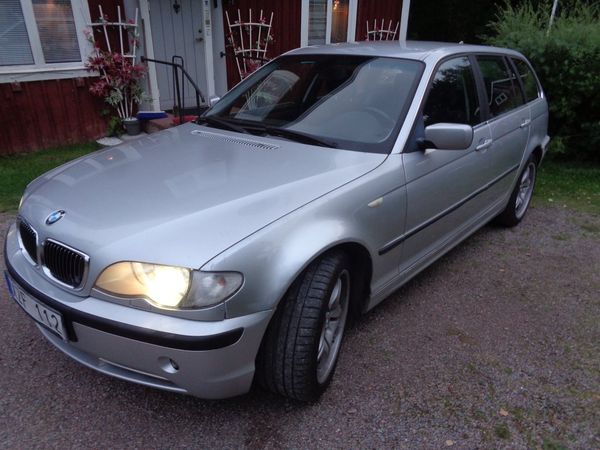 BMW 330 xi Touring 4WD/NYBES/AUTOMAT/DRAG/FULLSERVAD/MV - 2002