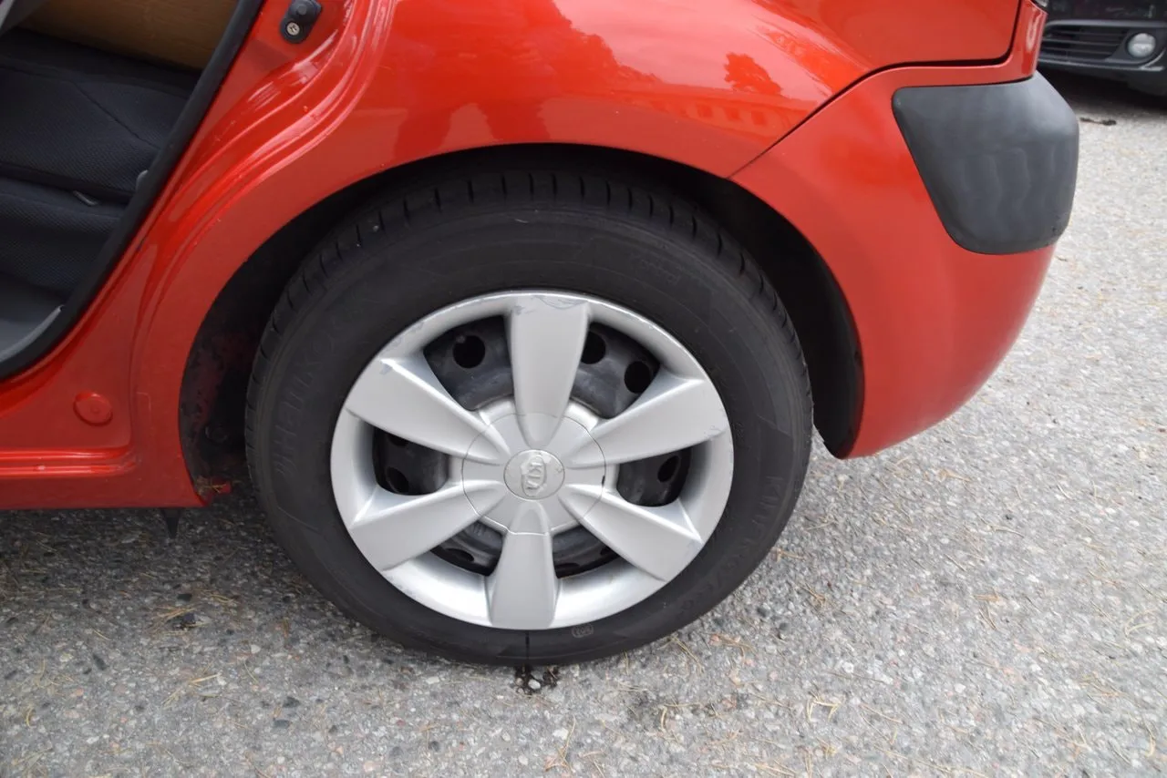 Vehicle image 17