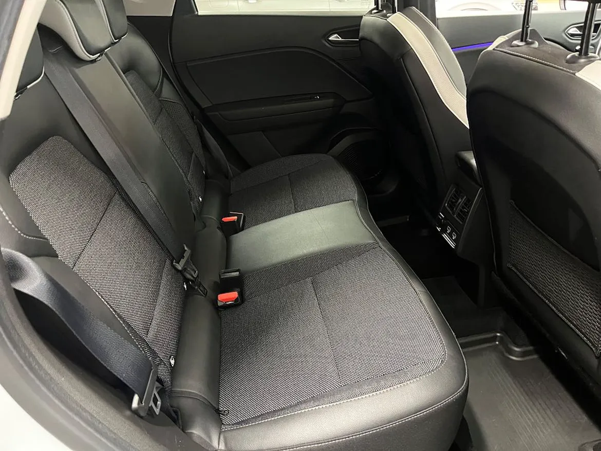 Vehicle image 21