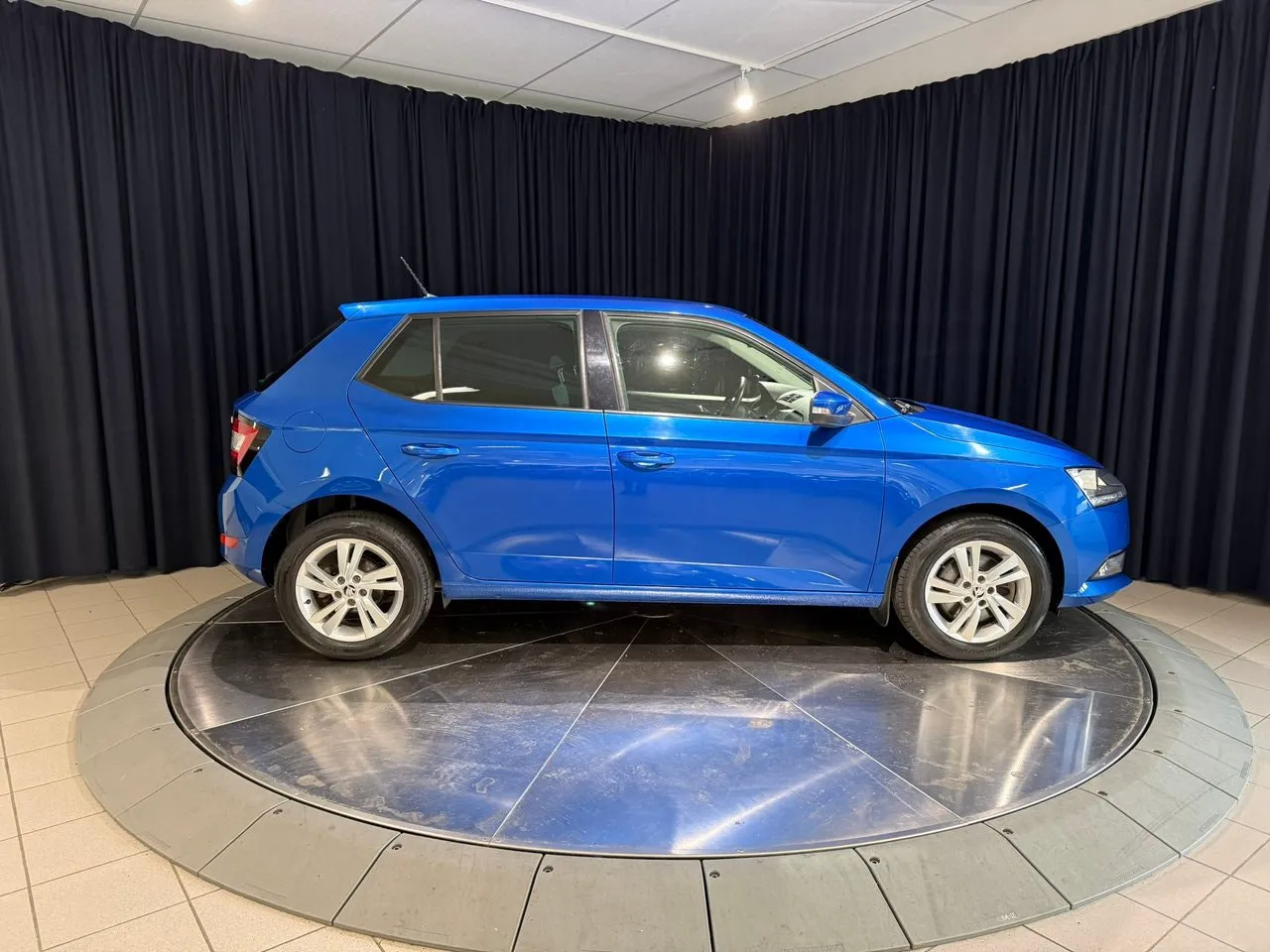 Vehicle image 6