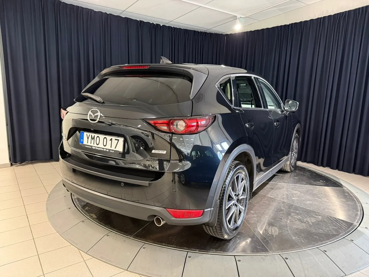 Vehicle image 5