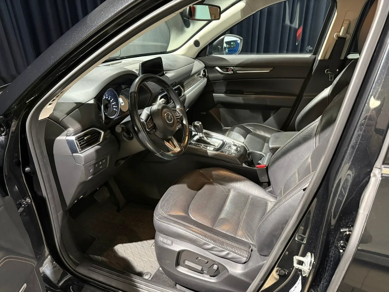 Vehicle image 10