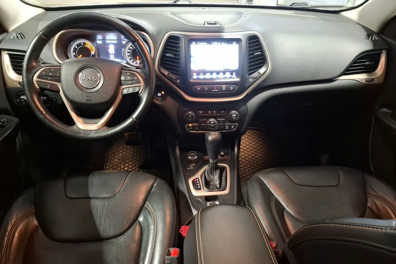Vehicle image 8