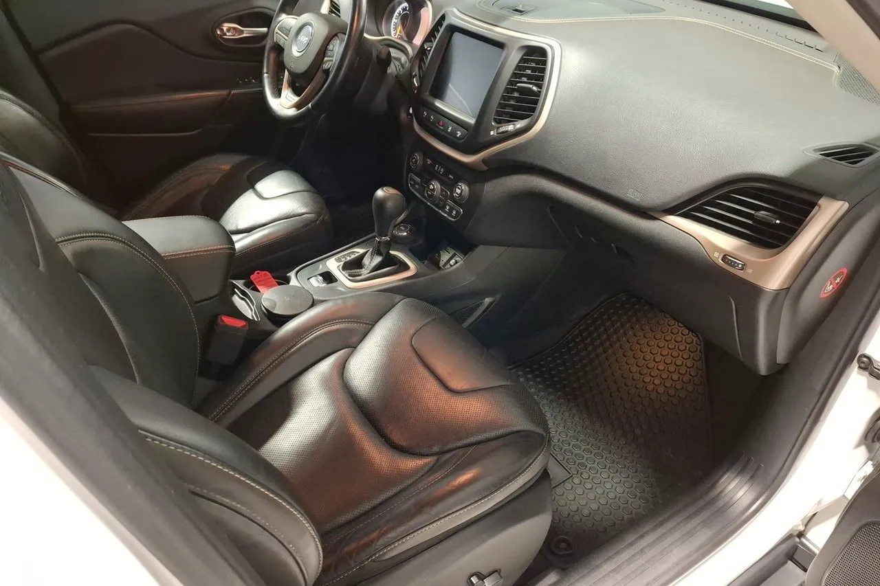 Vehicle image 7