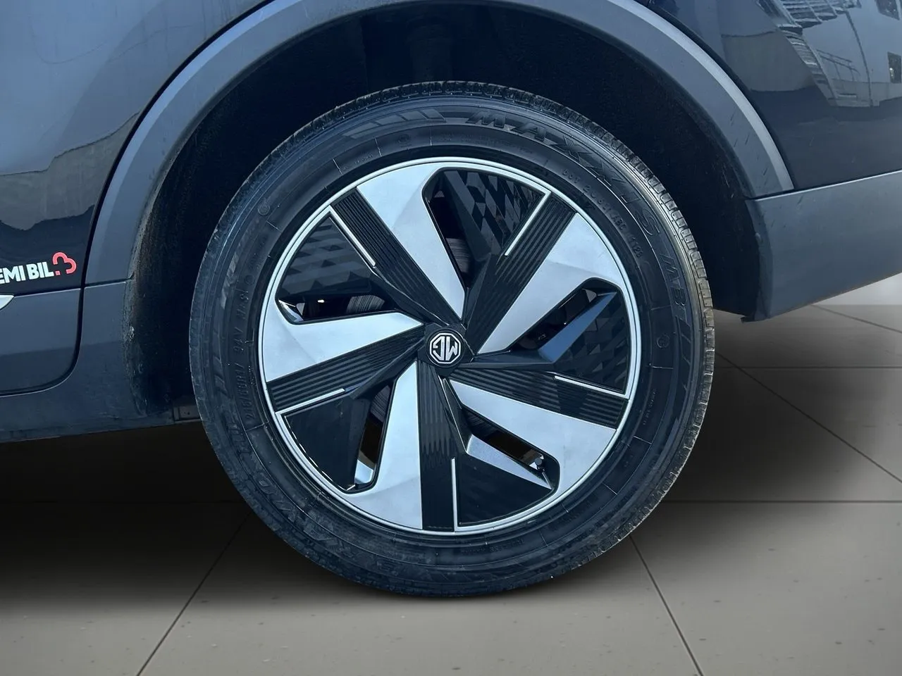 Vehicle image 13