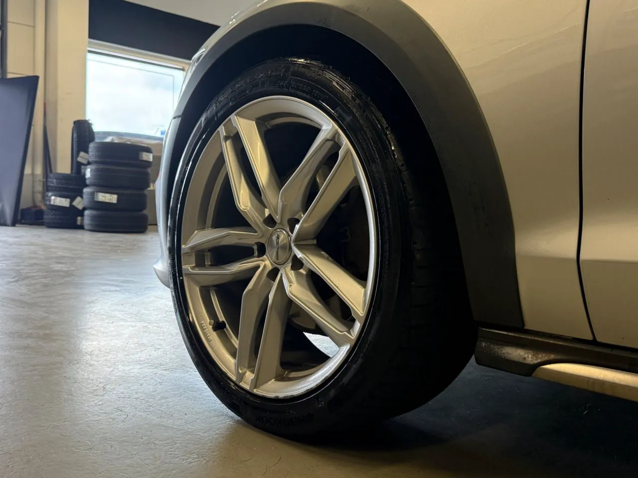 Vehicle image 10