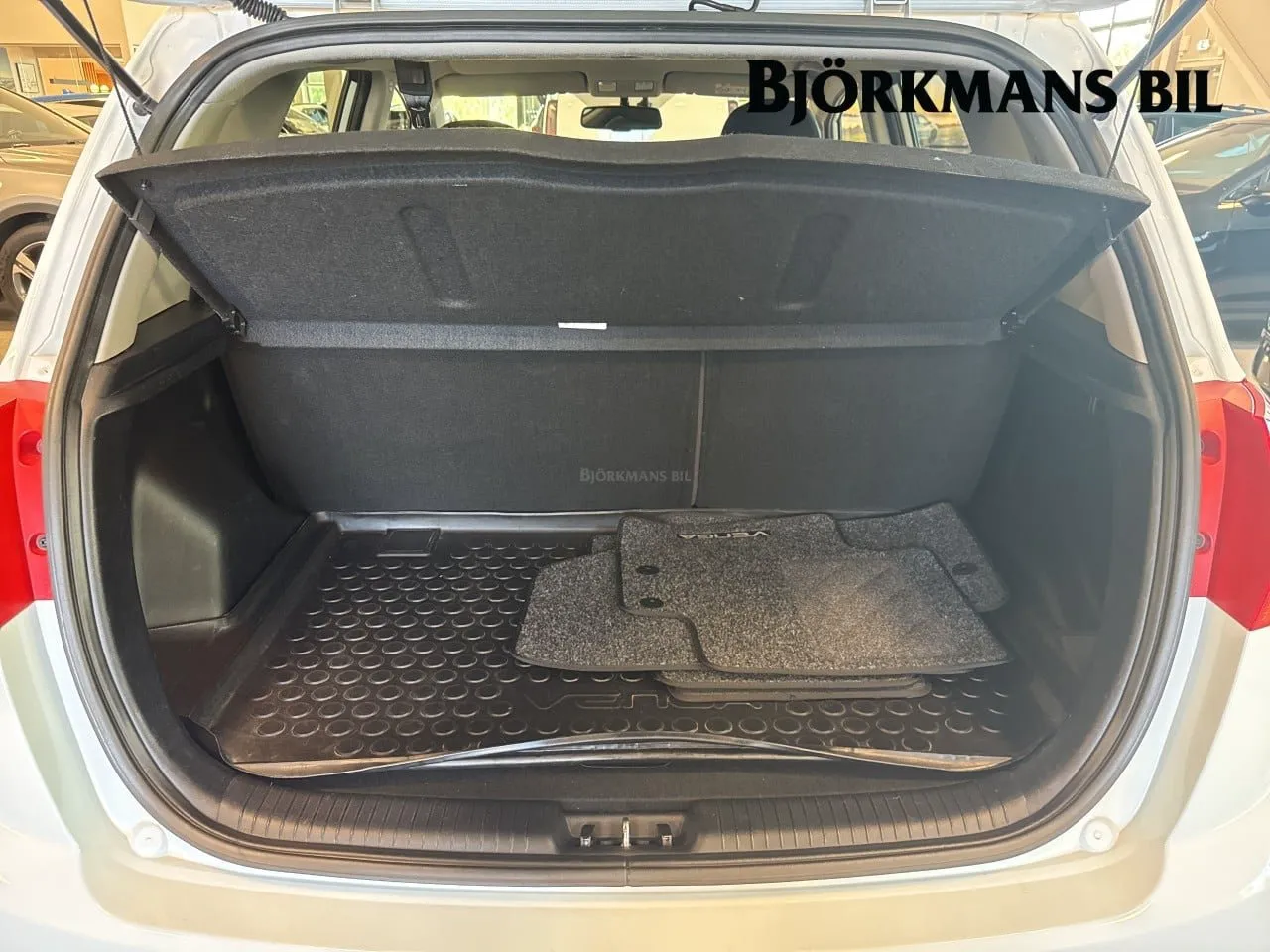 Vehicle image 13