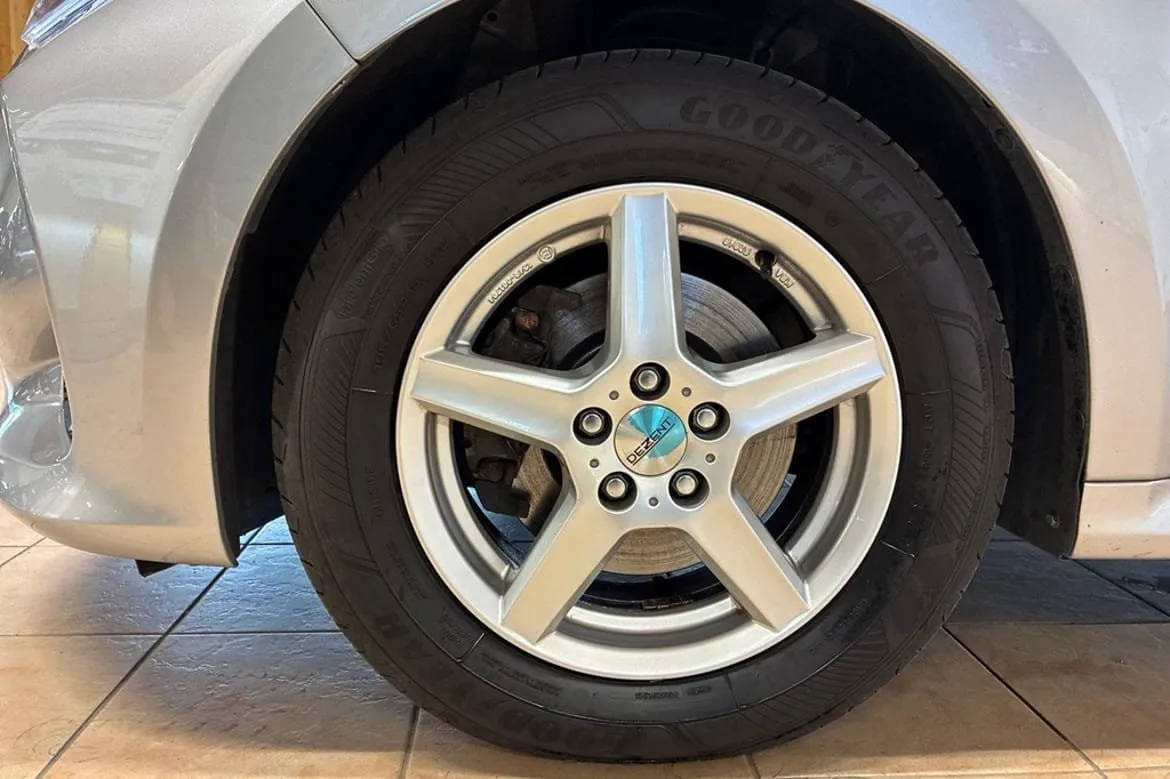 Vehicle image 16
