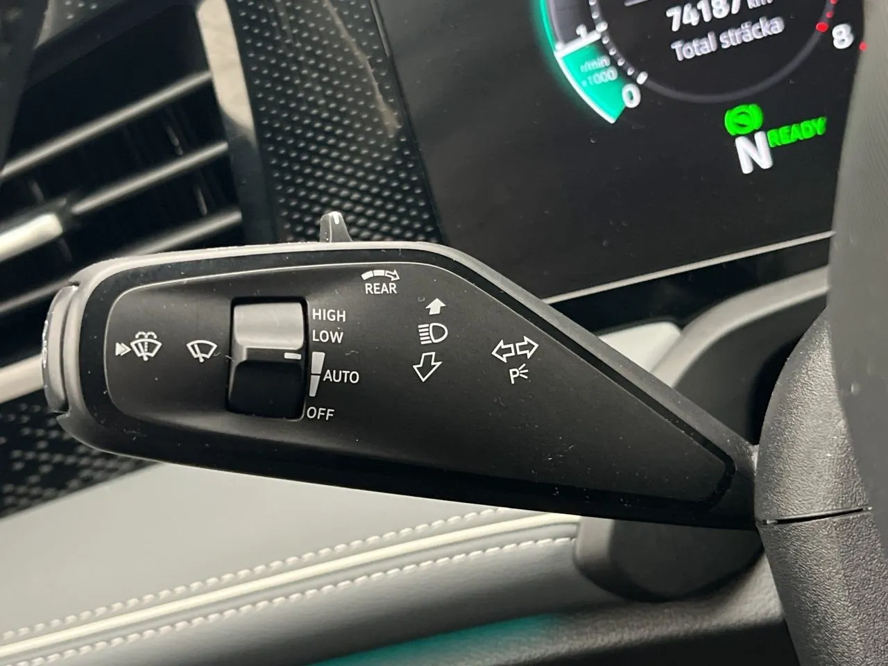 Vehicle image 32