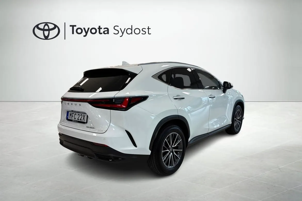 Vehicle image 16