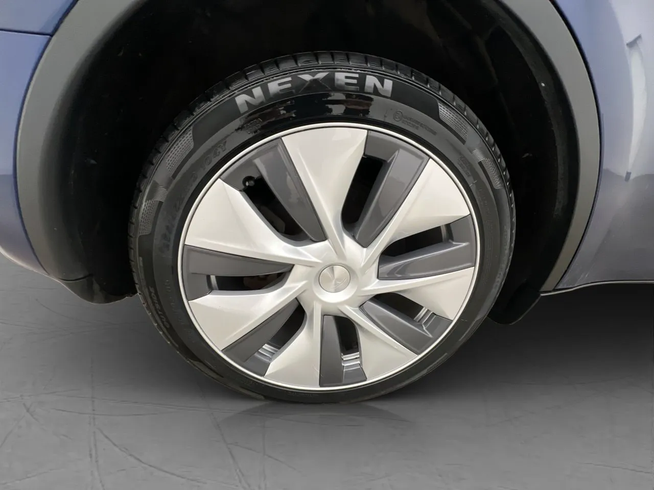 Vehicle image 32
