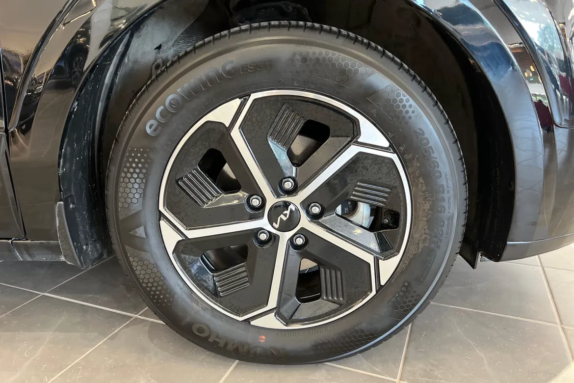 Vehicle image 16
