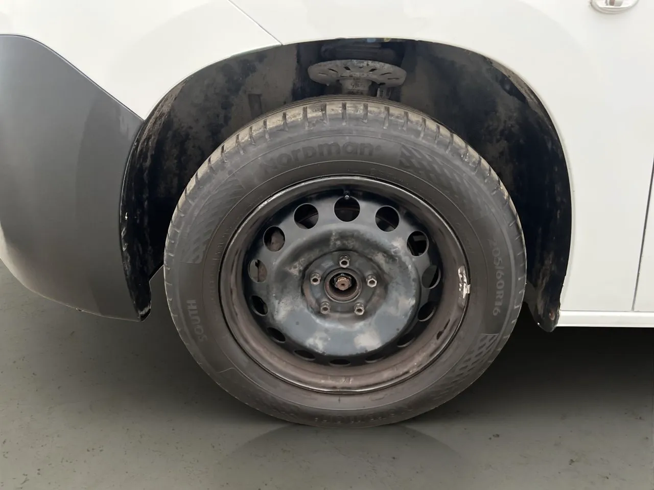 Vehicle image 24