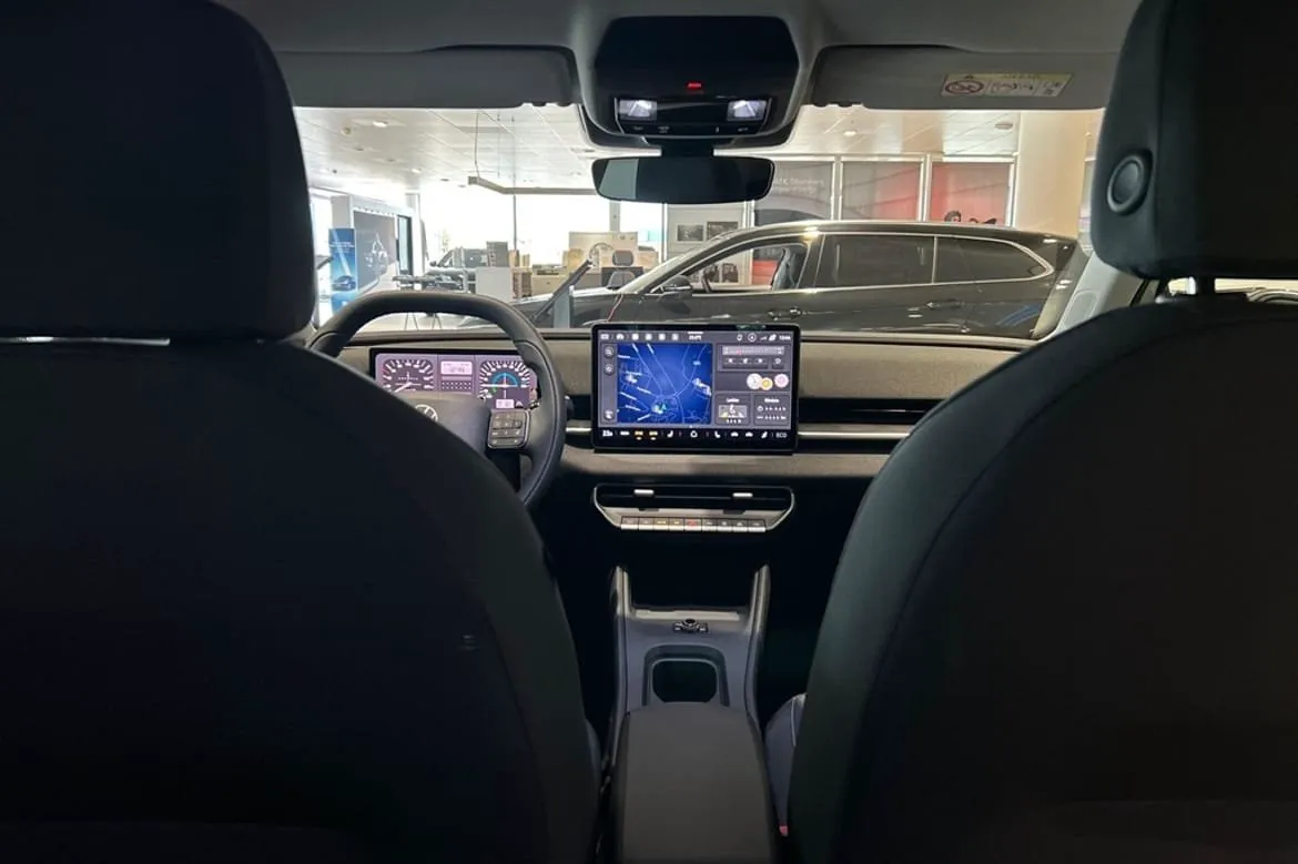 Vehicle image 15