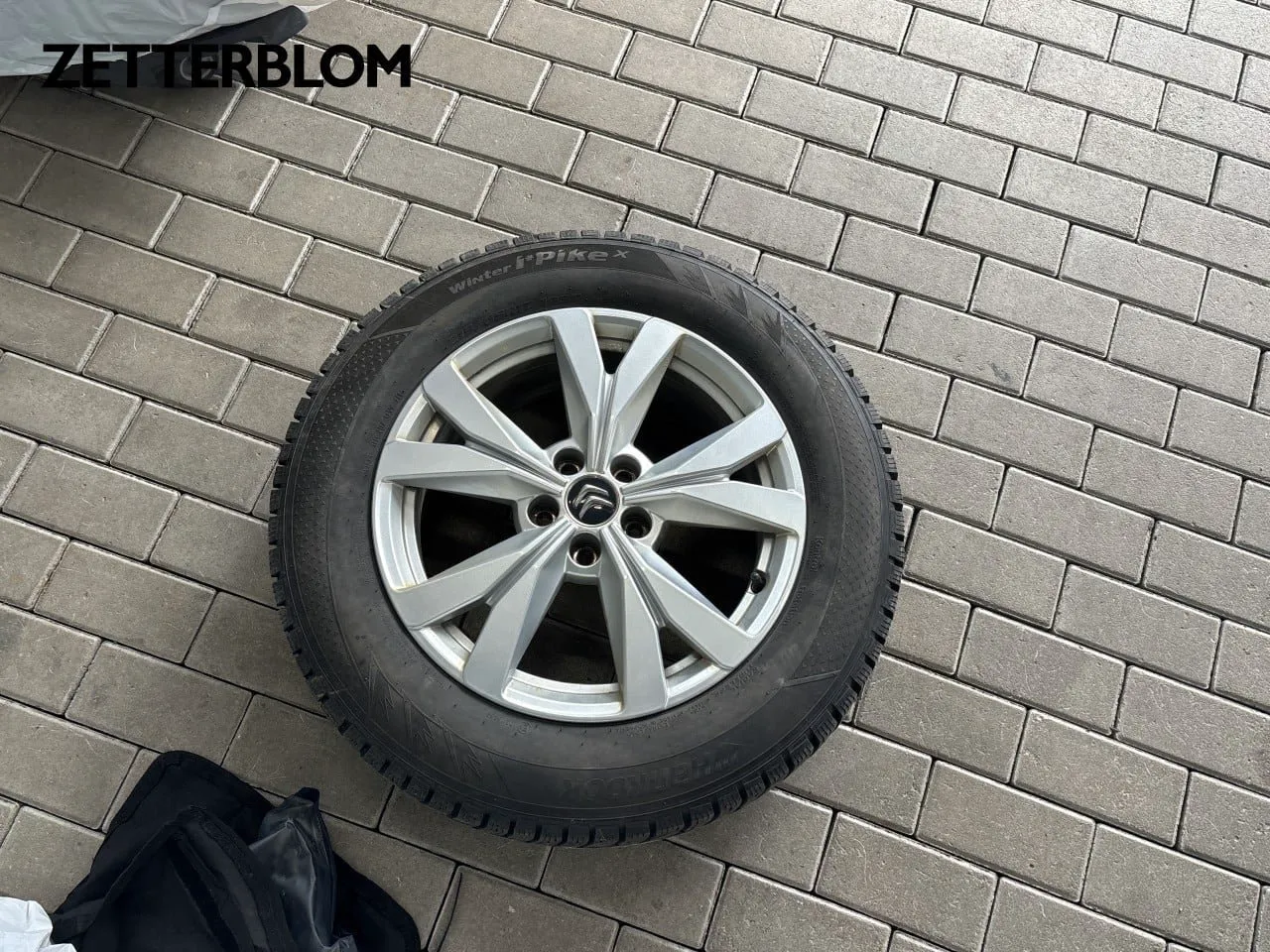 Vehicle image 12