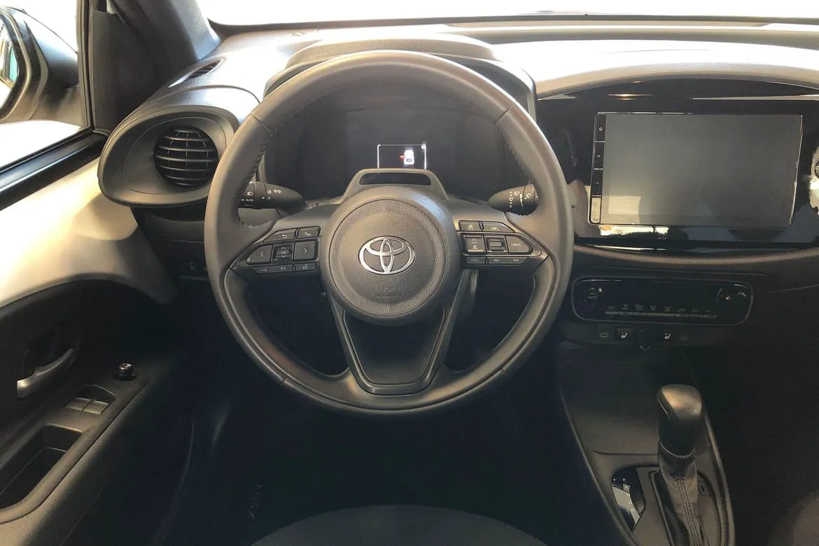 Vehicle image 10