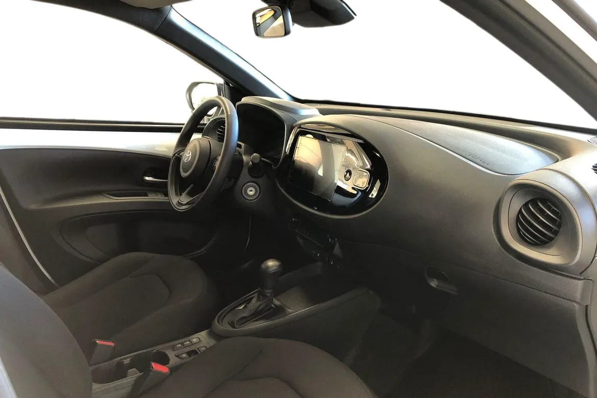 Vehicle image 6