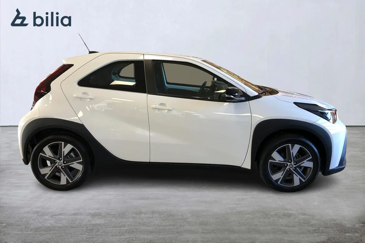 Vehicle image 17