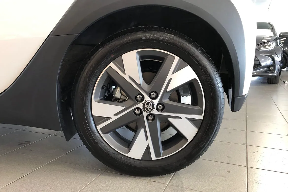 Vehicle image 16