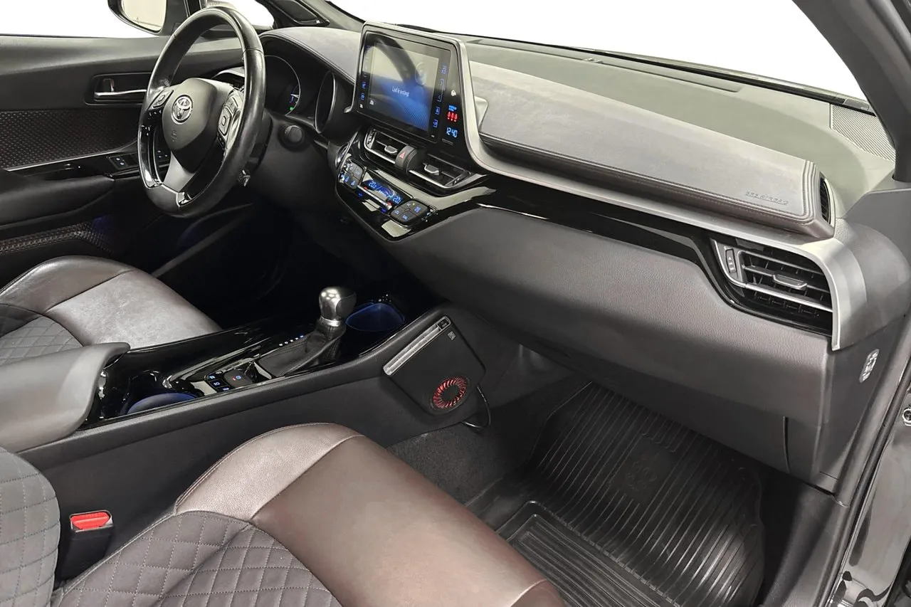 Vehicle image 14