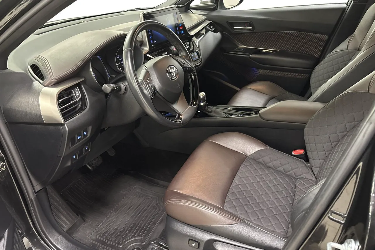 Vehicle image 12