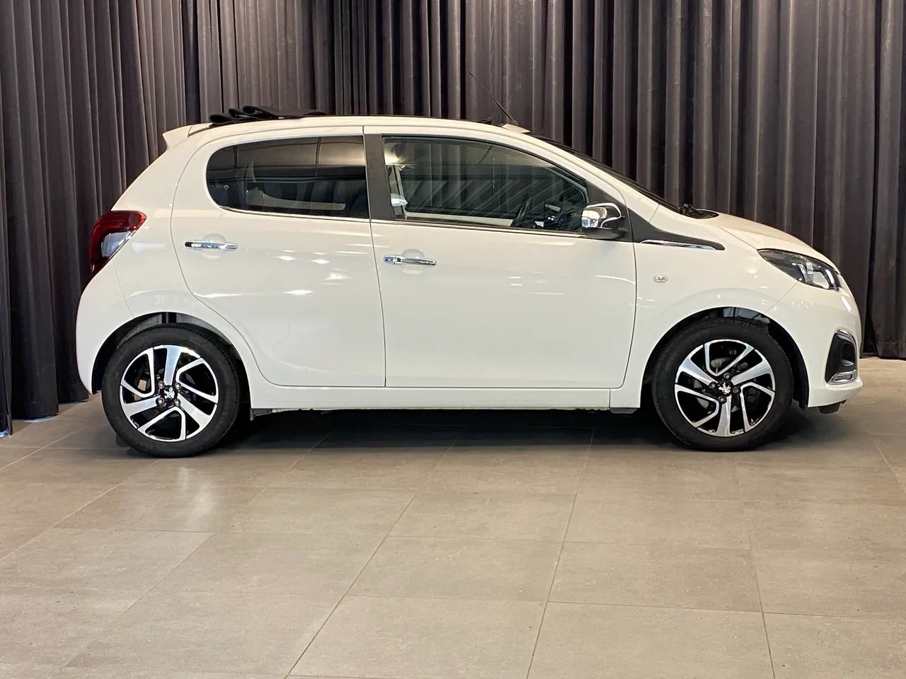 Vehicle image 4