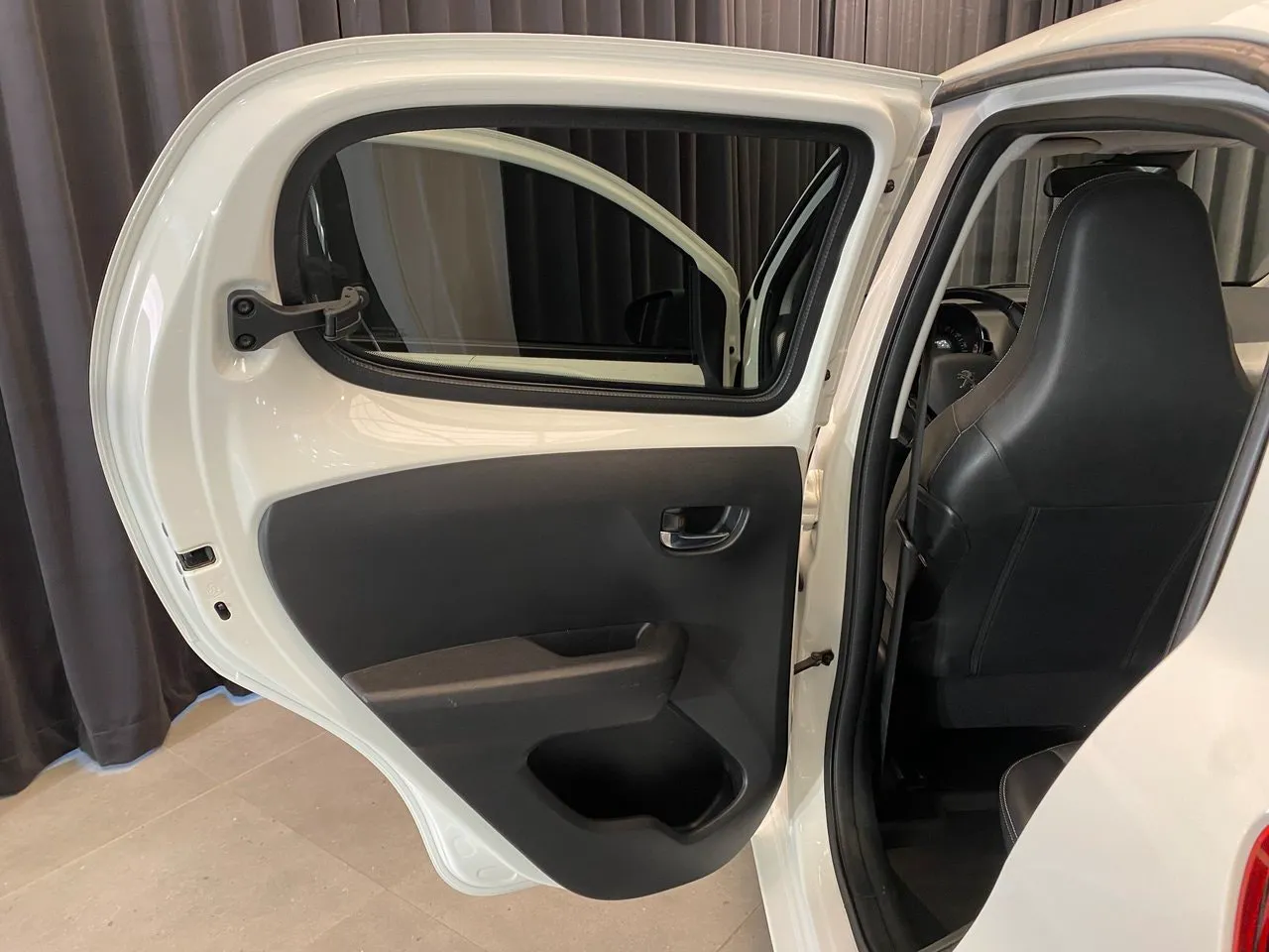 Vehicle image 32