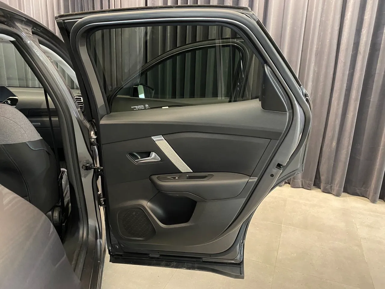 Vehicle image 25