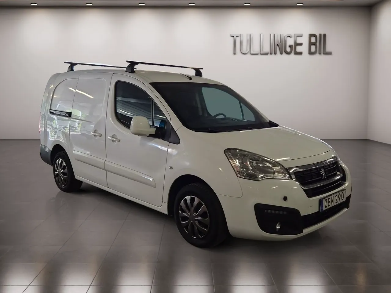 Vehicle image 6