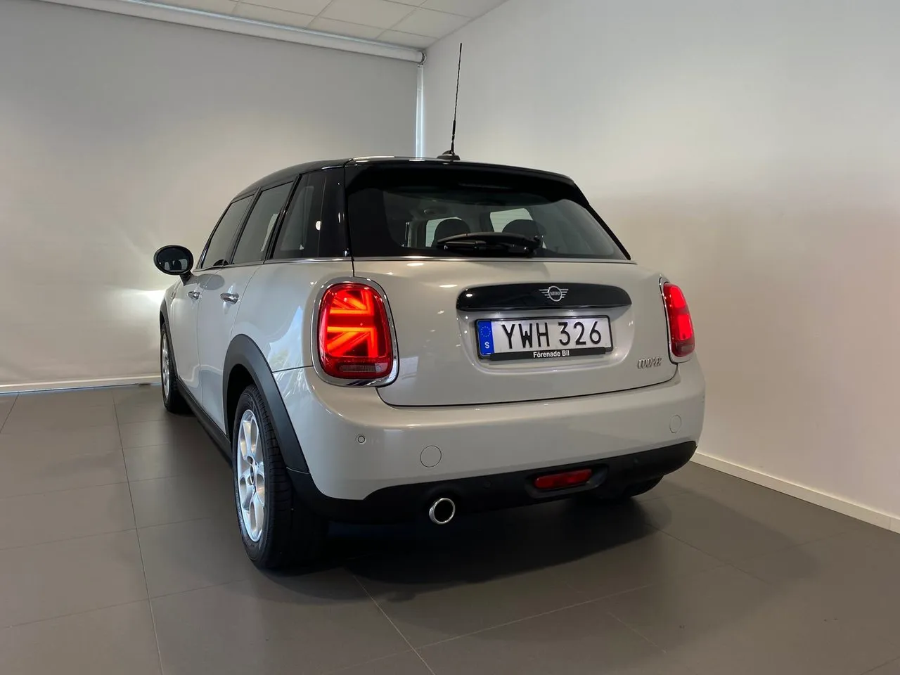 Vehicle image 8