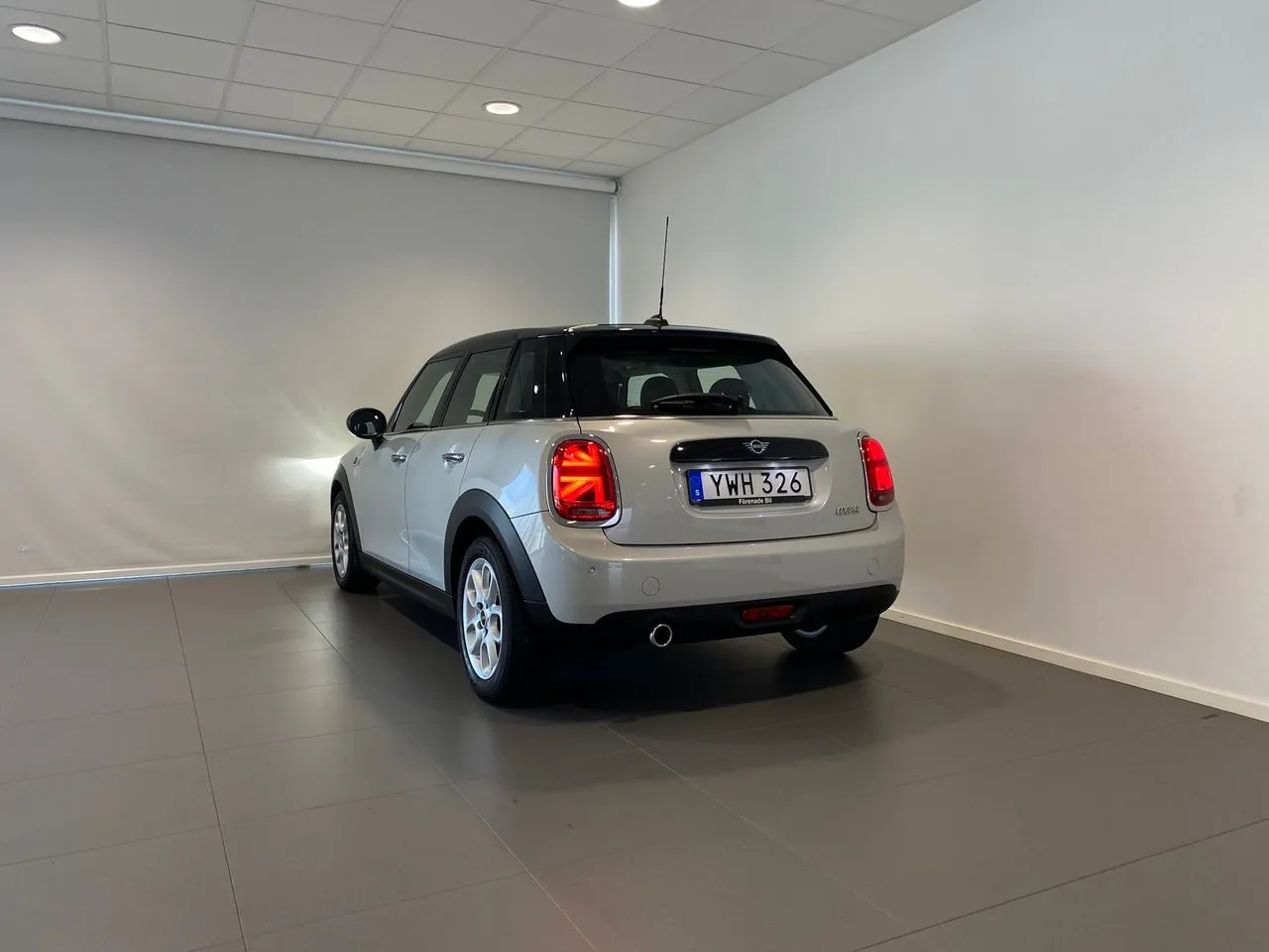 Vehicle image 9