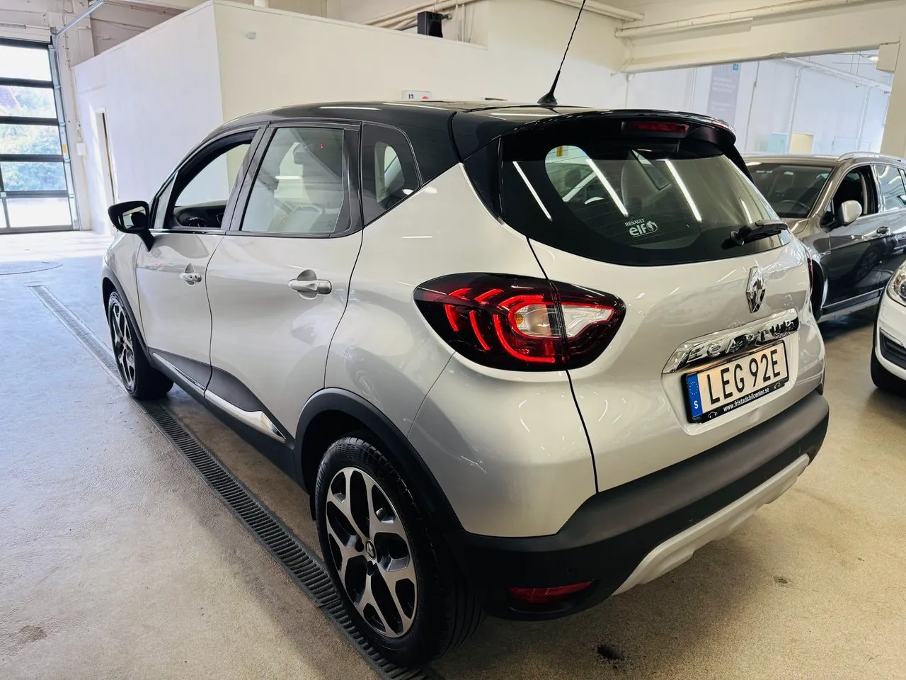 Vehicle image 13