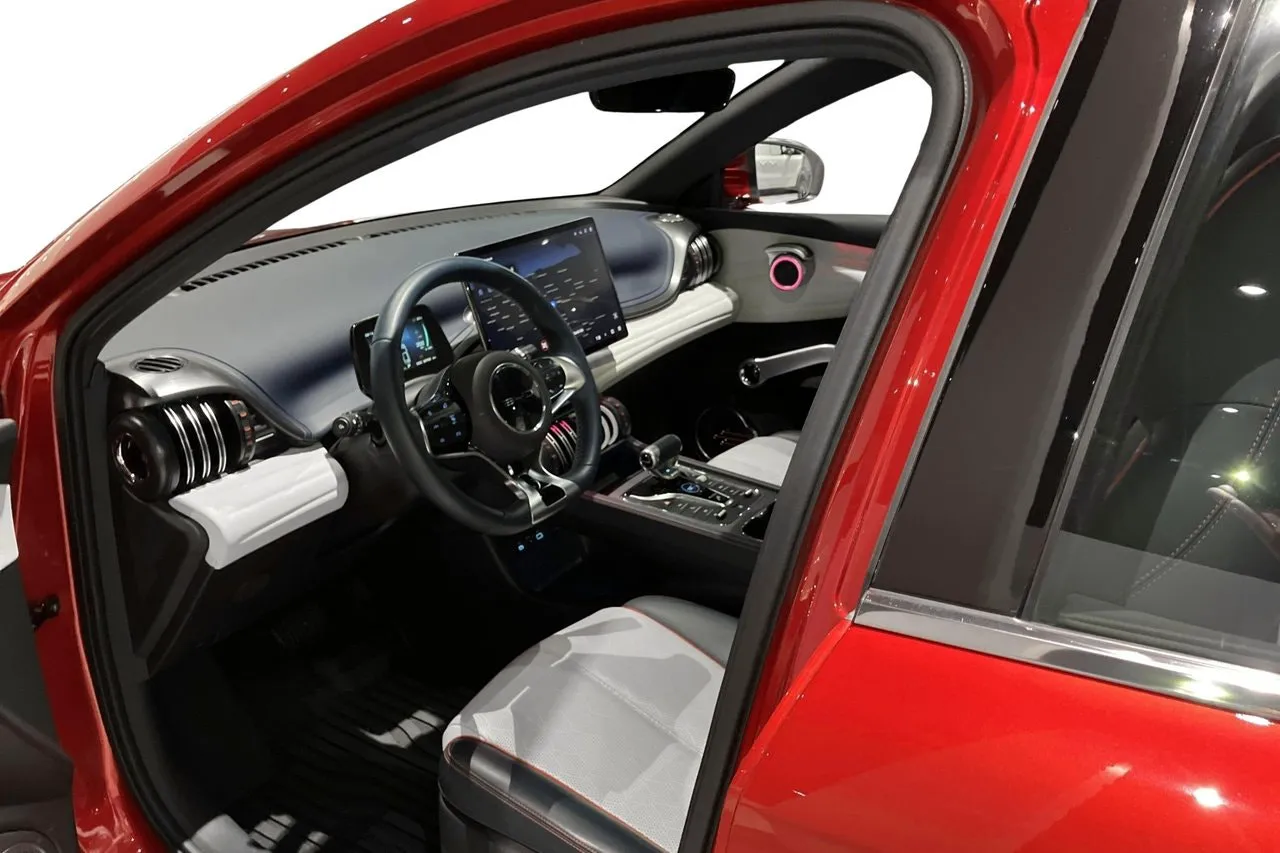 Vehicle image 10