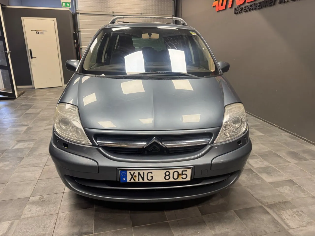 Vehicle image 10