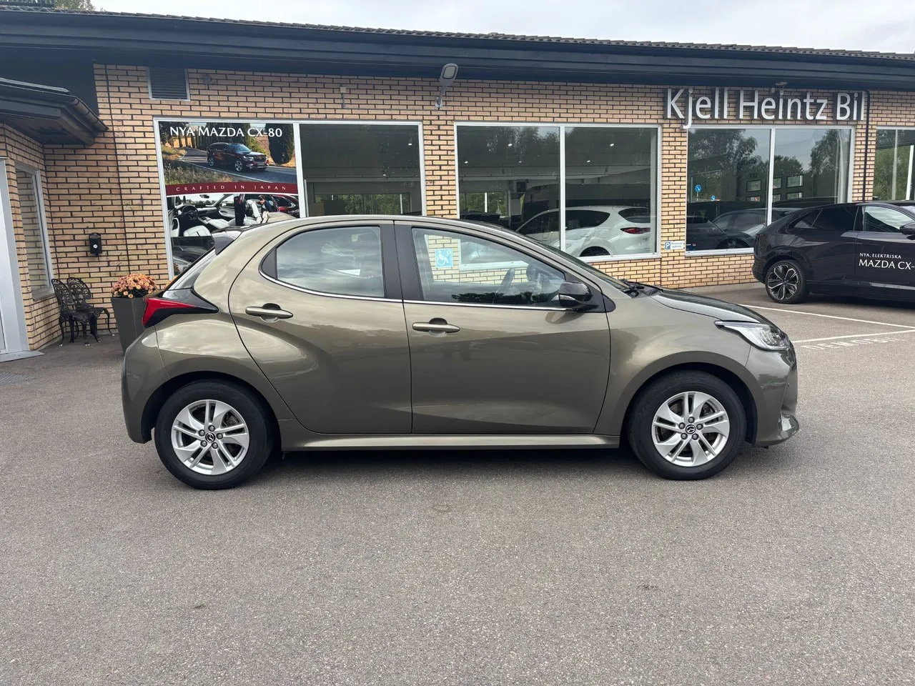 Vehicle image 5