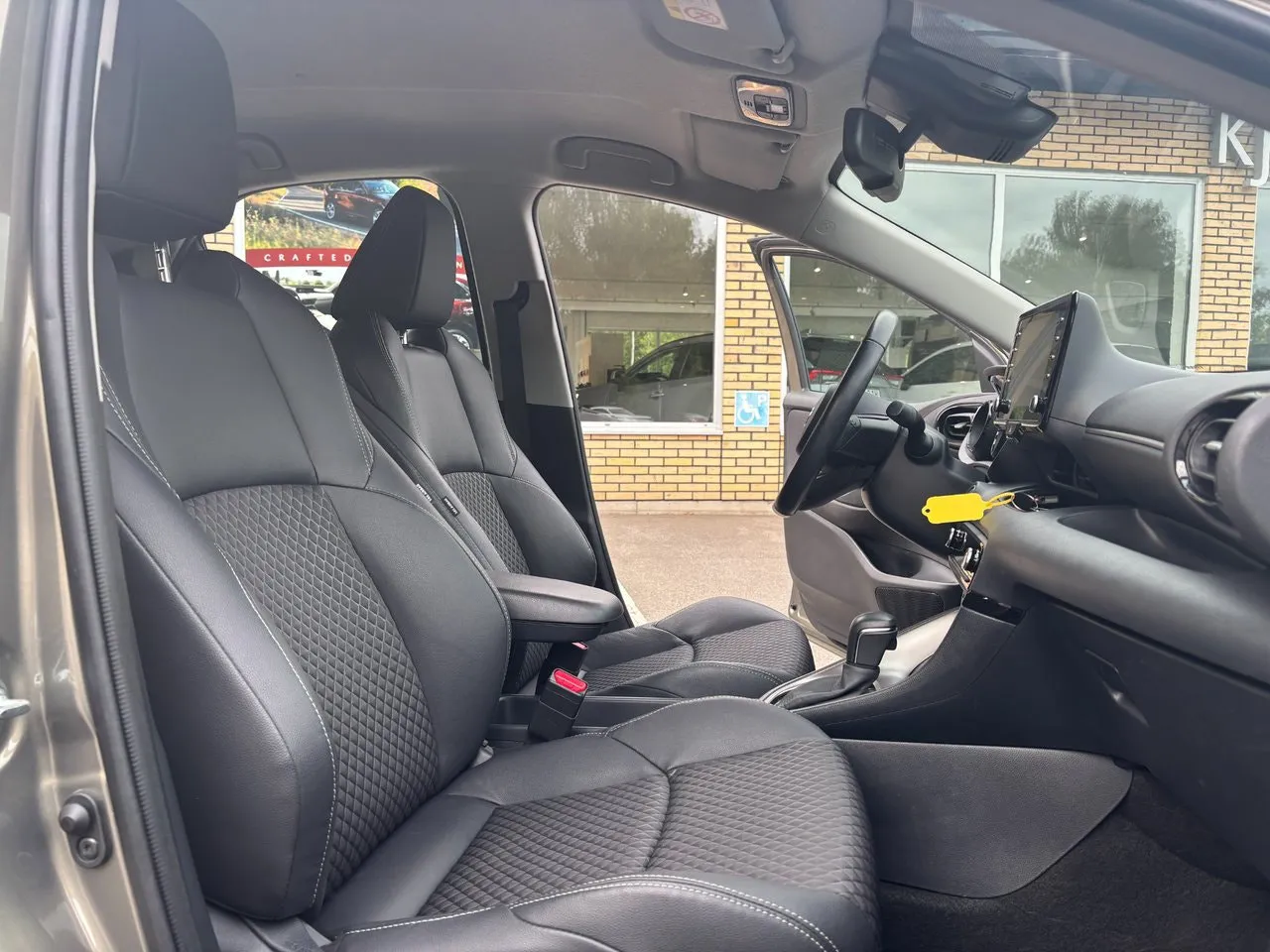 Vehicle image 15