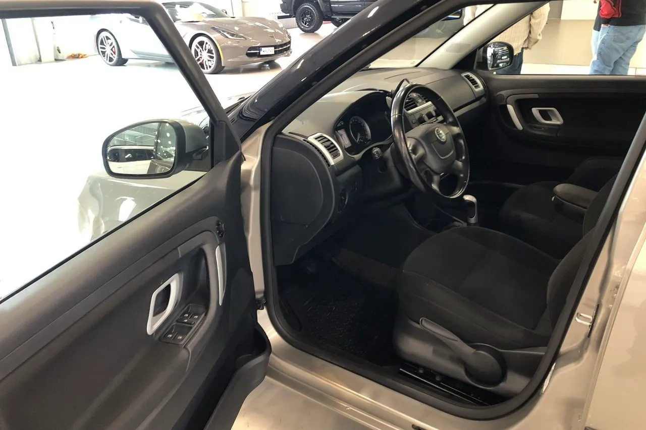 Vehicle image 5
