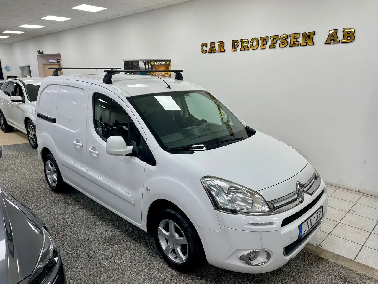 Vehicle image 14