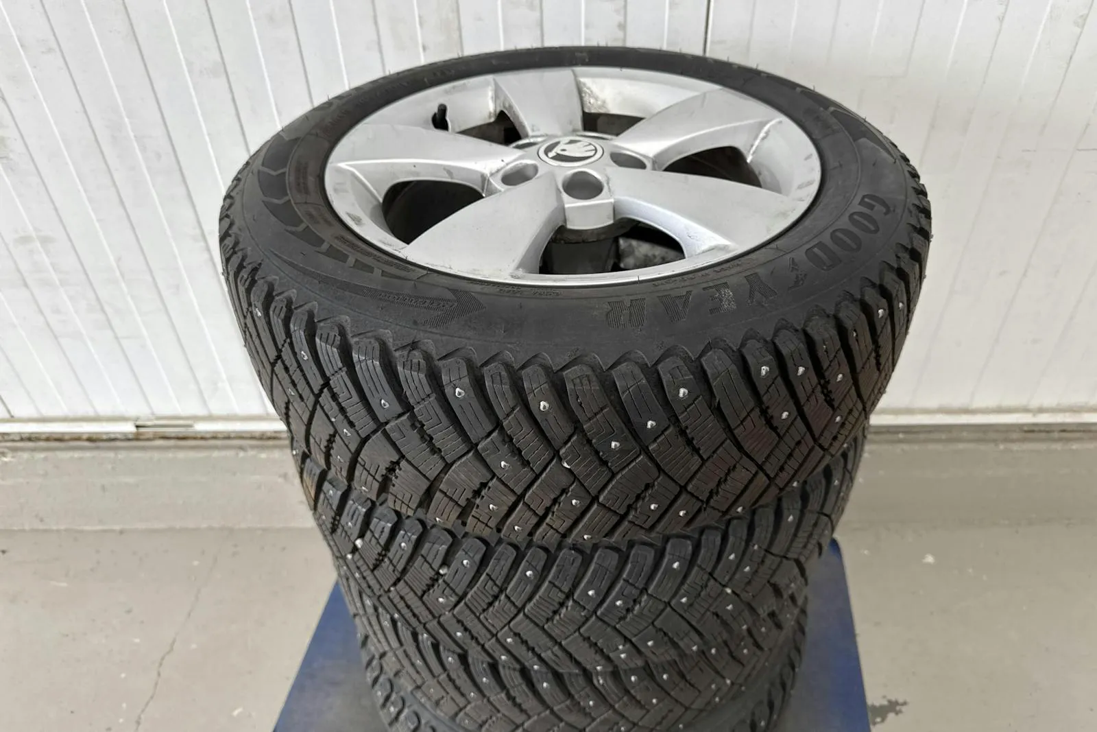 Vehicle image 14