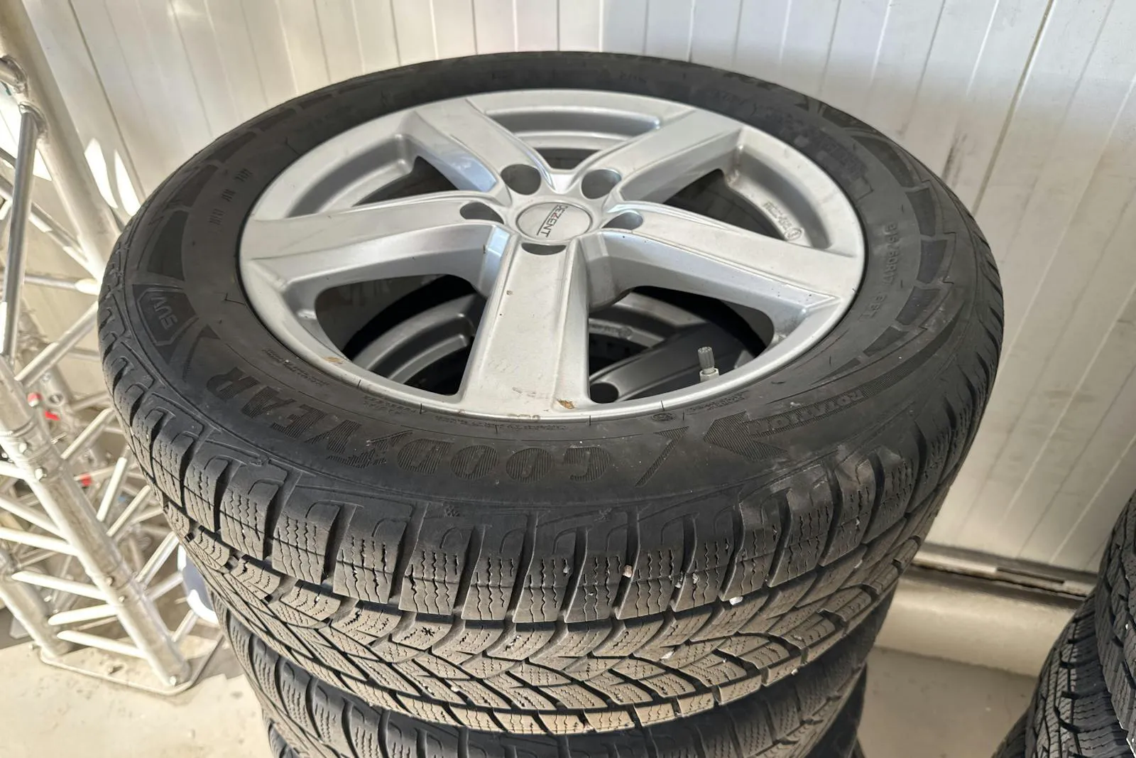 Vehicle image 15