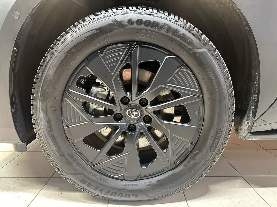 Vehicle image 16