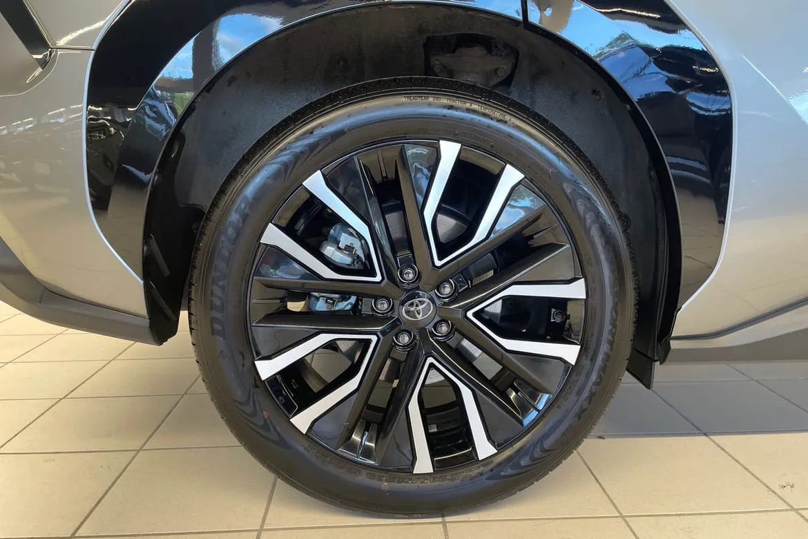 Vehicle image 16
