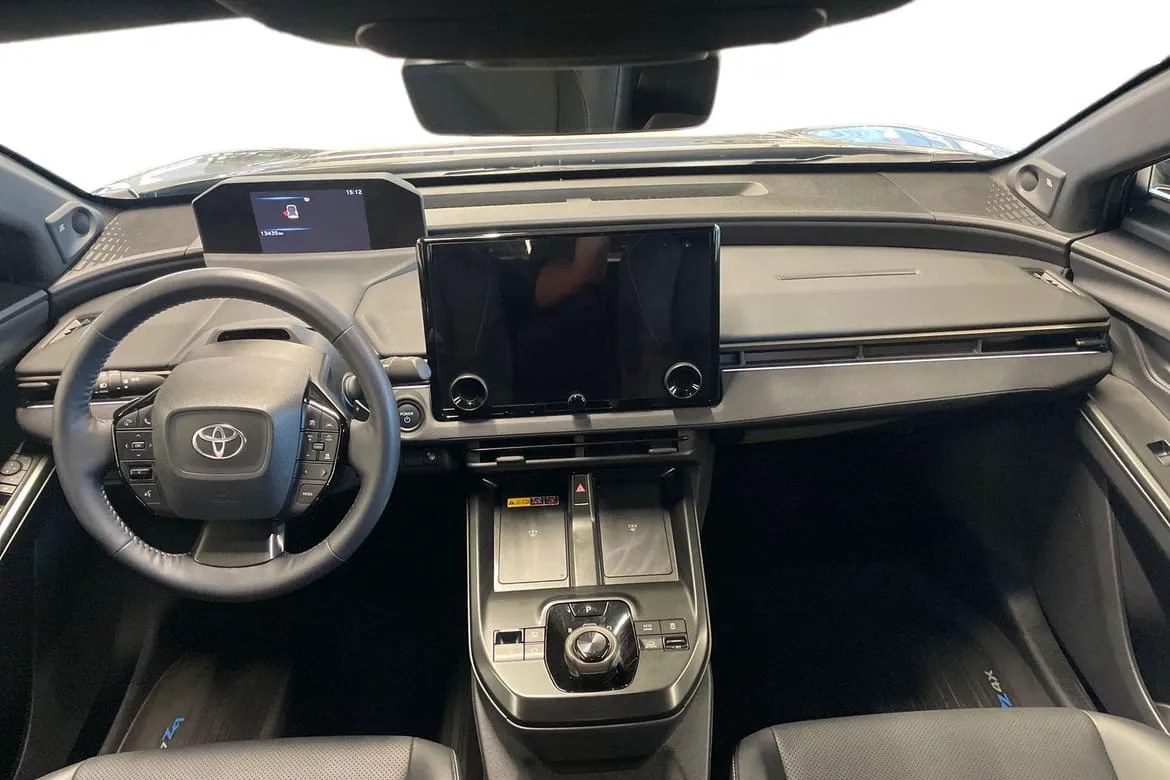 Vehicle image 9