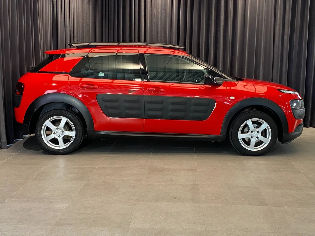 Vehicle image 4