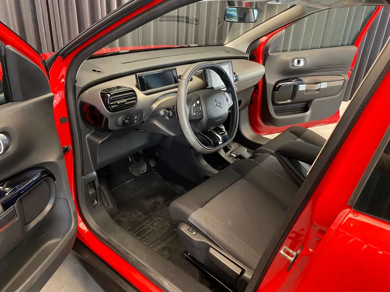 Vehicle image 25