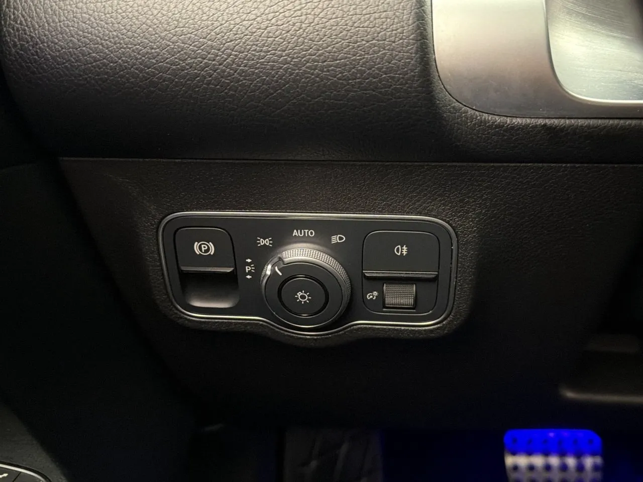 Vehicle image 32