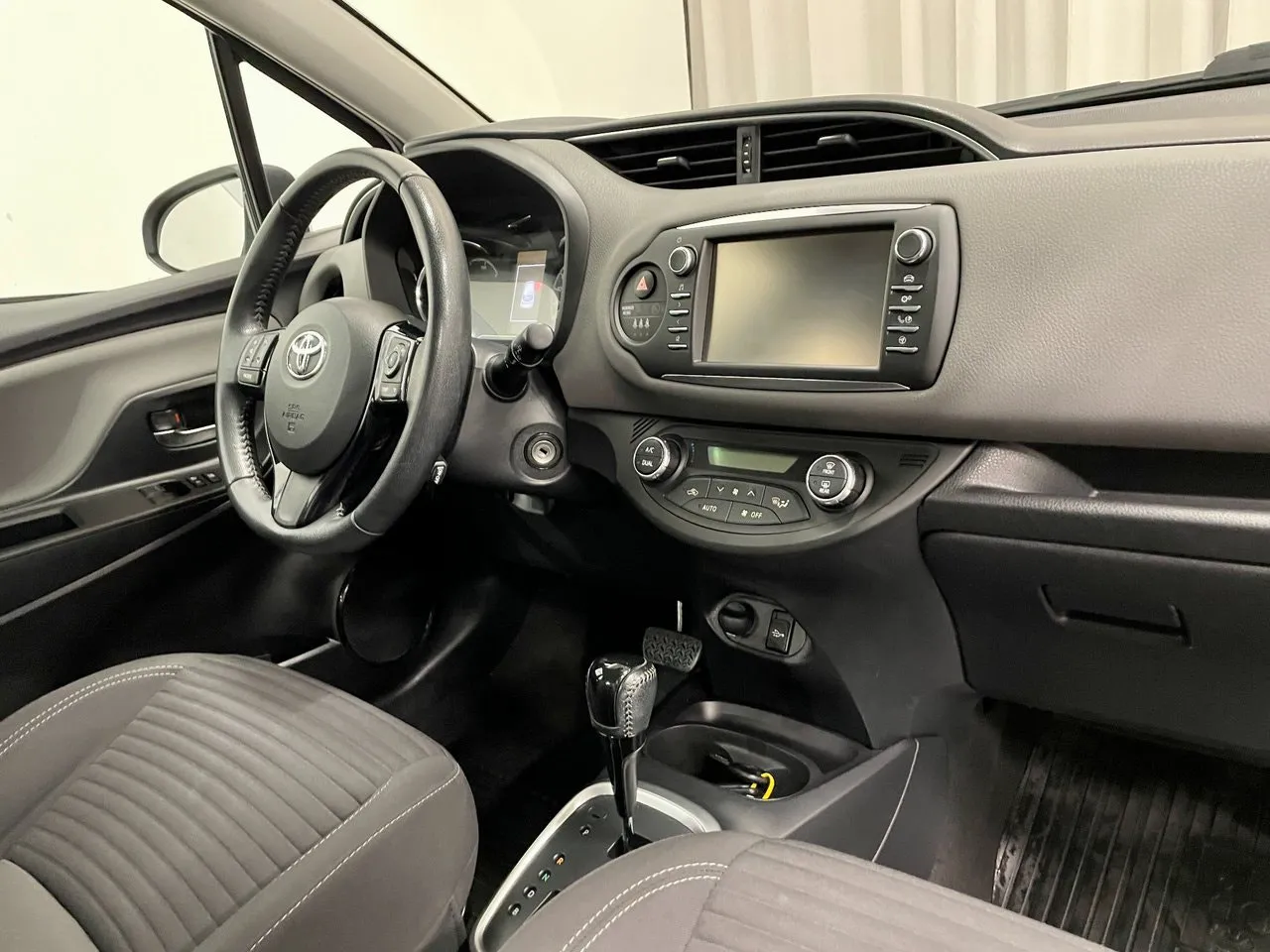 Vehicle image 16