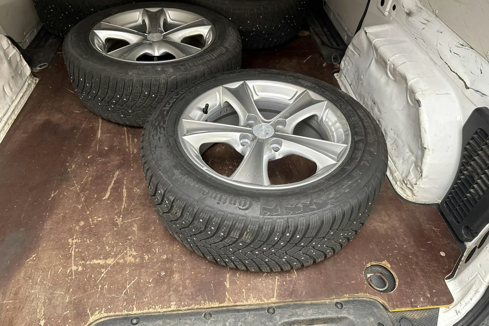 Vehicle image 10