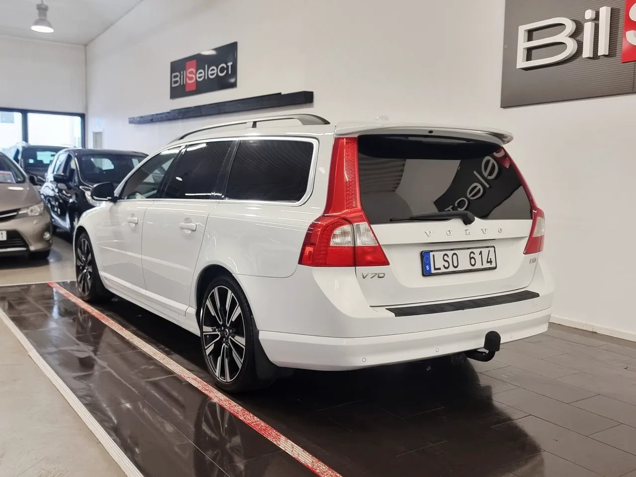 Vehicle image 15